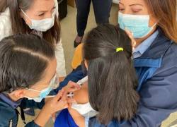 La vacuna DTP (difteria, tétanos y pertussis) es la principal medida preventiva y forma parte del esquema nacional de inmunización infantil.