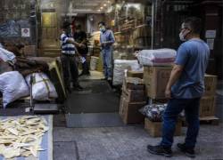 Aletas de tiburón sobre un plástico a la entrada de una tienda de Hong Kong el 17 de noviembre de 2022.