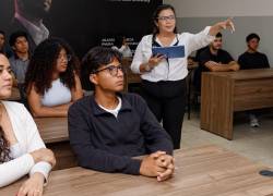 Docente y alumnos de la Universidad Internacional del Ecuador powered by ASU emplean diversas herramientas tecnológicas en sus clases.