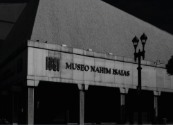 El Museo Nahim Isaías abre sus puertas de noche con ‘Noches Abiertas’, una propuesta cultural gratuita impulsada por el gestor Luis Alberto Illescas para revitalizar el centro de Guayaquil.