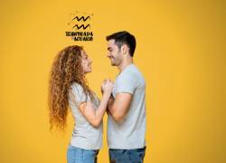 Pareja agarrados de la mano mirándose frente a frente.