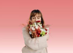 Mujer con ramo de flores del equinoccio de primavera con la fortuna y los buenos deseos.