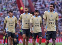 Rodrigo De Paul (d), jugador de la selección argentina participa en un entrenamiento a beneficio de las víctimas de la inundación de Bahía Blanca, en el Estadio Tomás Adolfo Ducó en Buenos Aires (Argentina).
