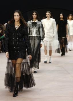 Modelos presentan creaciones de la colección Otoño/Invierno 2025/2026 de Chanel durante la Semana de la Moda de París, en París, Francia, el 11 de marzo de 2025.