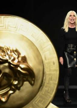 La diseñadora de moda Donatella Versace tras un desfile de Versace, el 22 de febrero de 2019 en Milán. Hoy se anunció que la creativa ha cedido las riendas creativas de la firma de moda de lujo Versace