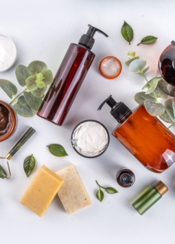 Fotos de productos naturales destinados, varios de ellos destinados al cuidado capilar.