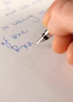 Escribir a mano activa más conexiones cerebrales y mejora la memoria, según un estudio noruego.