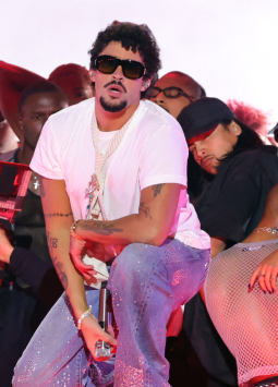 Bad Bunny anunció su gira ‘Debí tirar más fotos’ con fechas en América Latina, pero Ecuador quedó fuera del listado oficial, desatando la decepción de sus fans.