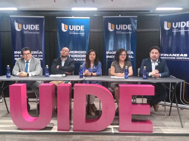 $!Representantes y directores de nuevas carreras de la UIDE dialogan sobre las nuevas necesidades educativas, a nivel universitario.
