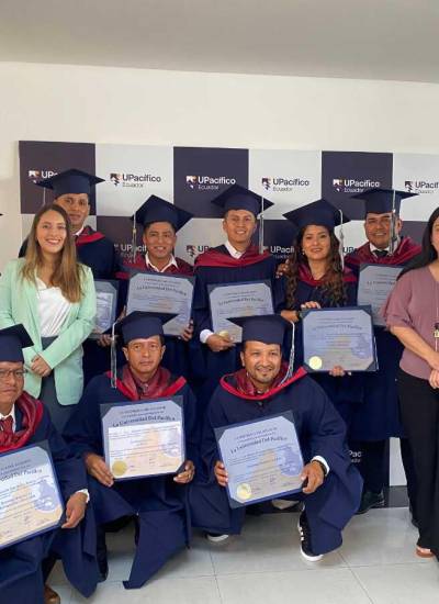 Grupo de estudiantes de la carrera de Tecnología Superior en Refrigeración y Electricidad de la Universidad del Pacífico, junto con representantes de Nirsa.