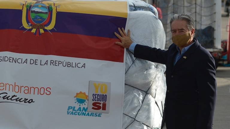 Exministro de Salud, Juan Carlos Zevallos, salió del país luego de su renuncia y cinco denuncias