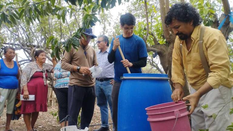 Estudiantes de la ESPOL realizan una capacitación en técnicas de agricultura intensiva sostenible a los habitantes de la comuna San Marcos, en Colonche.