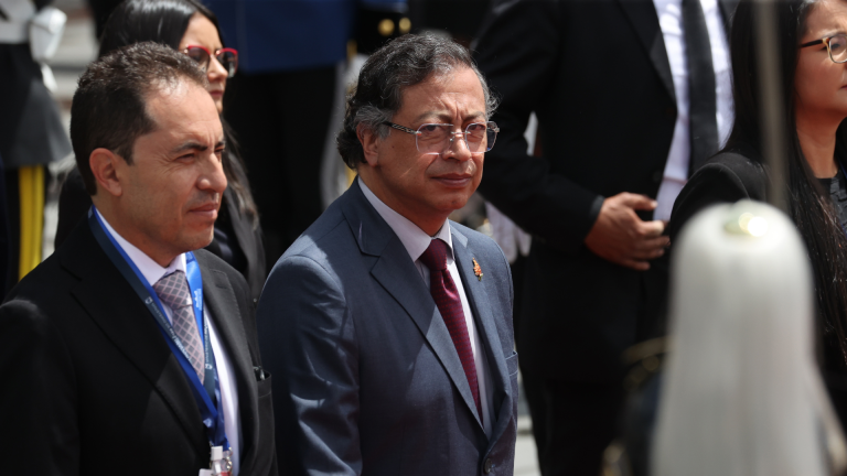 El presidente de Colombia, Gustavo Petro (c), reacciona a su salida de la Asamblea Nacional (Parlamento) este sábado, en Quito.
