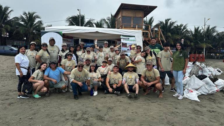 Un grupo de voluntarios y la empresa privada, Industria Ales, realizaron una jornada de limpieza de playas.