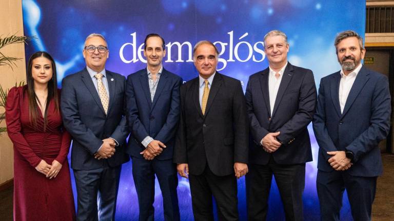 De izq. a der.: Paola Pavón, jefe de línea Dyvenpro; Martín Sánchez, gerente de negocios internacionales; Christian Konanz, gerente general Dyvenpro; Francisco Cervo, gerente general Andrómaco; Antonio Costa, gerente de unidad de negocio Dyvenpro; y Santiago Vaz, gerente de marketing Andrómaco; durante el lanzamiento de la marca Dermaglós en Ecuador.