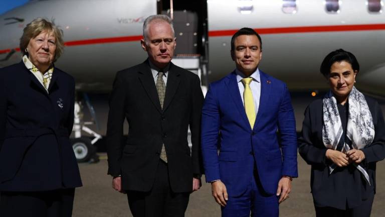 De izquierda a derecha, la delegada del Secretario de Relaciones Exteriores de Reino Unido, Georgina Butler; el representante del Palacio Real, Lord Ponsonby; el mandatario de Ecuador, Daniel Noboa; y la canciller de Ecuador, Gabriela Sommerfeld.