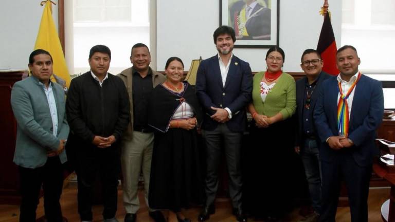 Fotografía que muestra a siete asambleístas electos de Pachakutik junto al ministro de Gobierno, José De La Gasca.