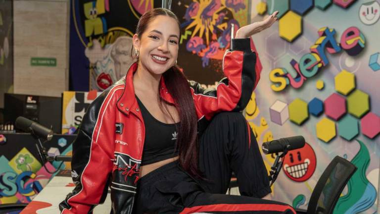 Foto de Viviana Salame en el set del podcast 'Sorbito de opinión' de 'Suerte TV', donde ella es una de las conductoras.