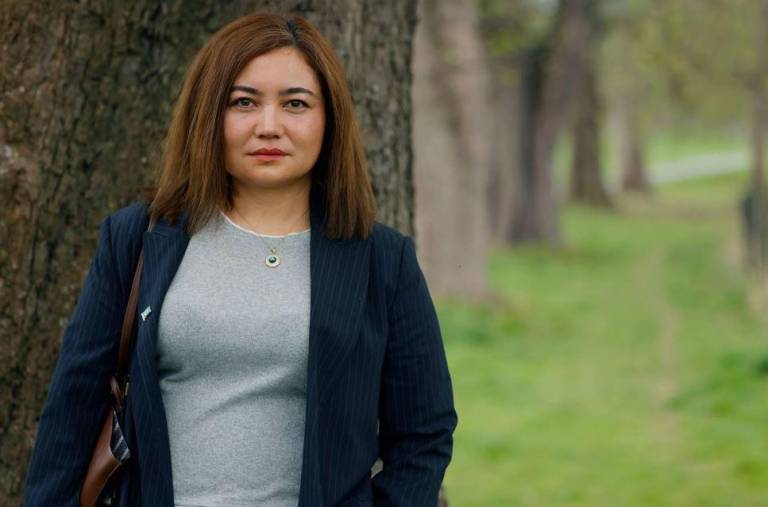 $!Nuria Zyden, es una mujer de la minoría uigur, que vive en Dublín, Irlanda. Ha denunciado infructuosamente los seguimientos que le hacen tres hombres chinos, por sus críticas al gobierno de Xi Jinping.