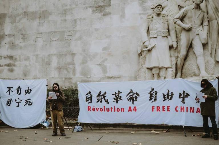 $!En mayo de 2024, disidentes y perseguidos de China protestaron en París en contra de una visita oficial del presidente Xi Jinping.