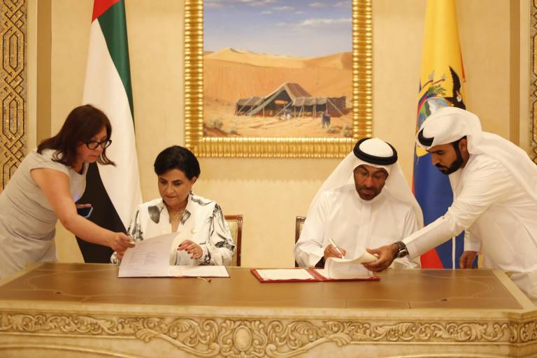 $!La canciller Gabriela Sommerfeld junto al ministro de Estado de Emiratos Árabes Unidos (EAU), Ahmed Al Sayegh en la firma del convenio.
