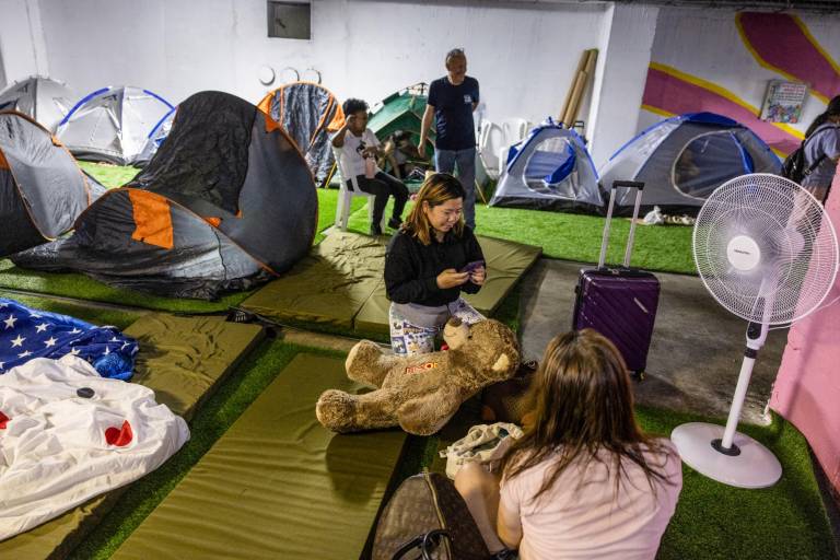 $!Trabajadores extranjeros y sus familiares se refugian en el estacionamiento subterráneo de una estación de autobuses en Tel Aviv el 22 de junio de 2025.