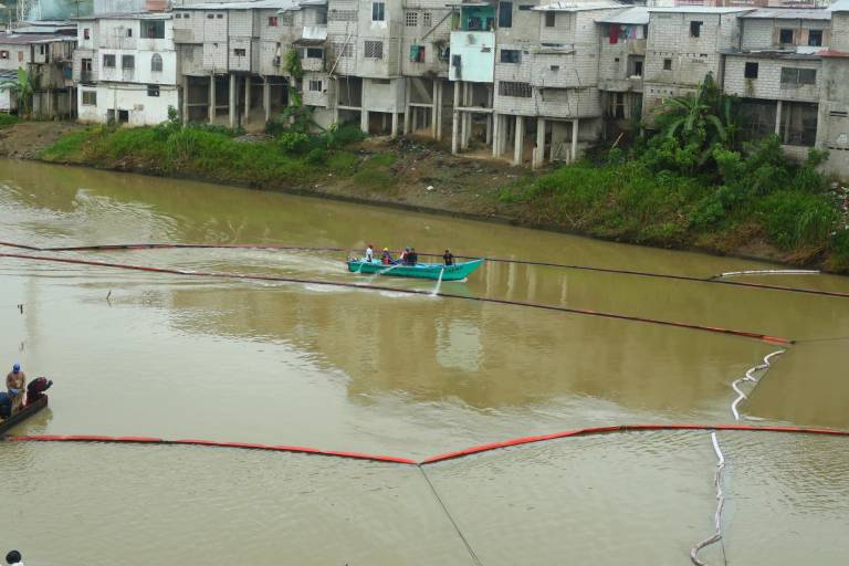 $!La ruptura en el SOTE contaminó el Estero Caple, Río Viche y Río Esmeraldas. El petróleo se esparció por más de 80 kilómetros de cuerpo hídrico.
