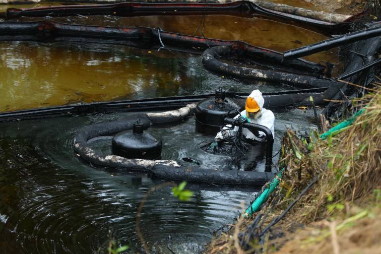 $!Como parte de las labores de contención, Petroecuador colocó barreras para evitar que el crudo siga expandiéndose y llegando al océano.