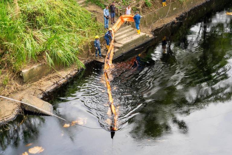 $!QUININDÉ (ECUADOR), 14/03/2025.-Fotografía cedida por el Cuerpo de Bomberos de Esmeraldas del rio Viche, afectado por el derrame de petroleo en la tubería principal del Sistema de Oleoductos Transecuatoriano.