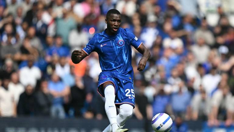 El mediocampista ecuatoriano del Chelsea, Moisés Caicedo, controla el balón.