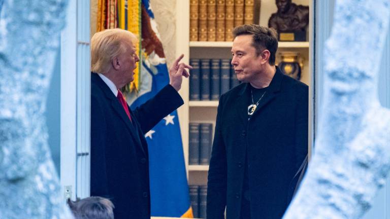 El presidente de Estados Unidos, Donald Trump, y Elon Musk (derecha) hablan en la Oficina Oval antes de salir de la Casa Blanca en Washington, DC, camino a la residencia de Trump en Mar-a-Lago en Palm Beach, Florida, el pasado 14 de marzo.