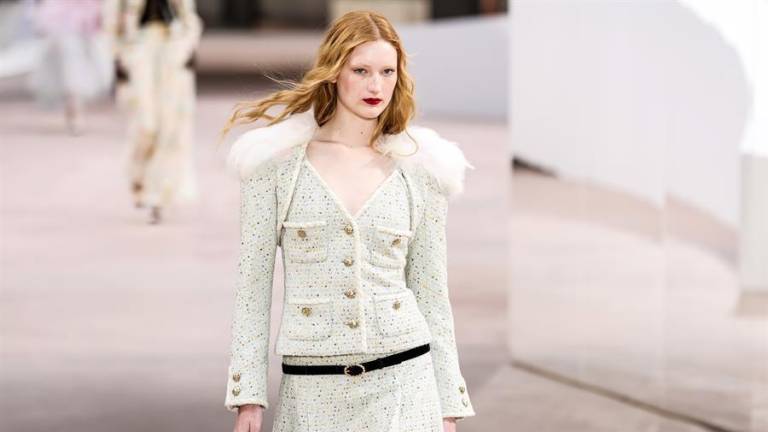 Una modelo presenta una creación del diseñador franco-belga Matthieu Blazy para la colección de Alta Costura Primavera/Verano 2025 de Chanel durante la Semana de la Moda de París