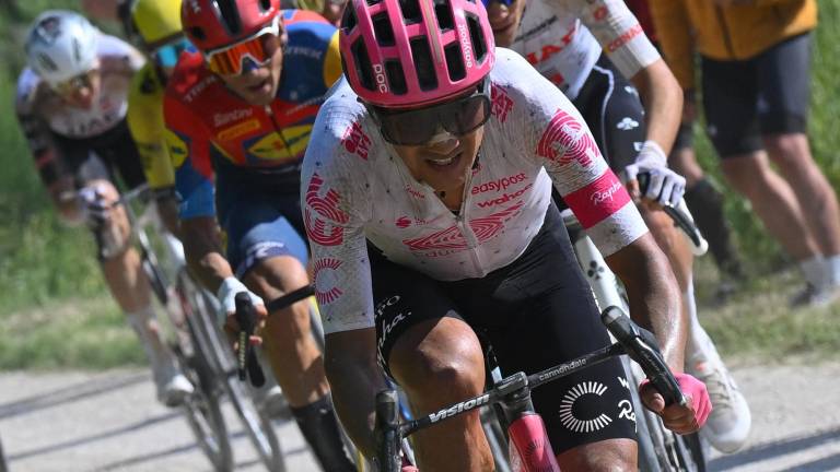 El ciclista ecuatoriano de EF Education - EasyPost, Richard Carapaz, pedalea en una sección de grava durante la novena etapa del 108º Giro de Italia.