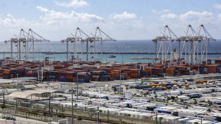 Esta imagen muestra camiones y contenedores de envío en el puerto de Tanger-Med en la ciudad norteña de Tánger, el 20 de abril de 2025.