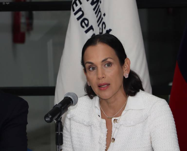 $!La ministra Inés Manzano durante la rueda de prensa en la que se abordó el tema de la adjudicación del campo Sacha.