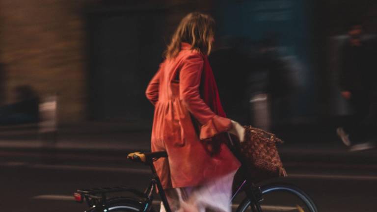 Ecuatoriana murió en Austria al ser atropellada en su bicicleta: el conductor se dio a la fuga
