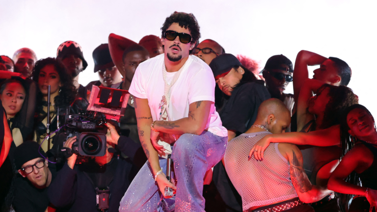 Bad Bunny anunció su gira ‘Debí tirar más fotos’ con fechas en América Latina, pero Ecuador quedó fuera del listado oficial, desatando la decepción de sus fans.