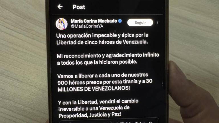 Una persona lee un mensaje en la cuenta en X @MariaCorinaYA de la líder opositora venezolana María Corina Machado.