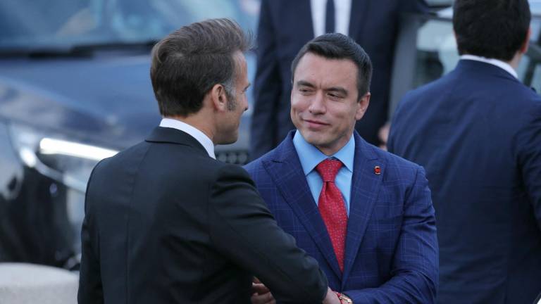El presidente de Francia, Emmanuel Macron (izq.), estrecha la mano del presidente de Ecuador, Daniel Noboa.
