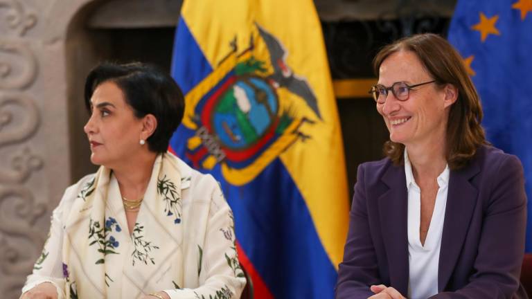 La directora de Desarrollo Humano, Migración, Gobernanza y Paz de la Comisión Europea, Erica Gerretsen (d), asiste junto a la ministra de Relaciones Exteriores de Ecuador, Gabriela Sommerfeld.