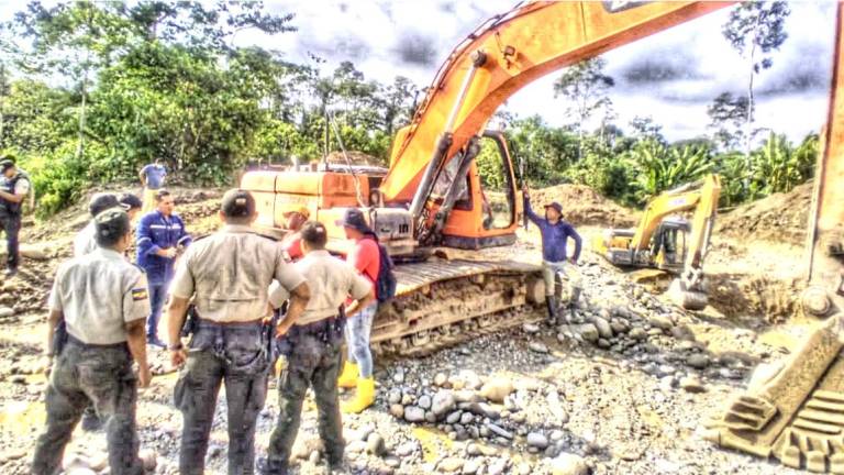 Nueve policías involucrados en minería ilegal fueron liberados y reasignados a otros comandos