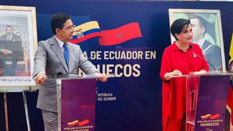 Fotografía que muestra a la canciller de Ecuador, Gabriela Sommerfeld, junto a su homólogo marroquí, Nasser Bourita.
