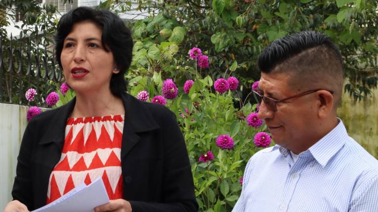 Verónica Albuja, presidenta del Comité de Ética y disciplina del Pachakutik, emitiendo declaraciones.